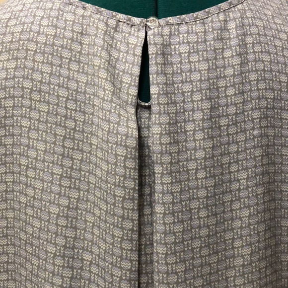 Sleeveless tunic with white and lavender pattern on gray background - Picture 4 of 9